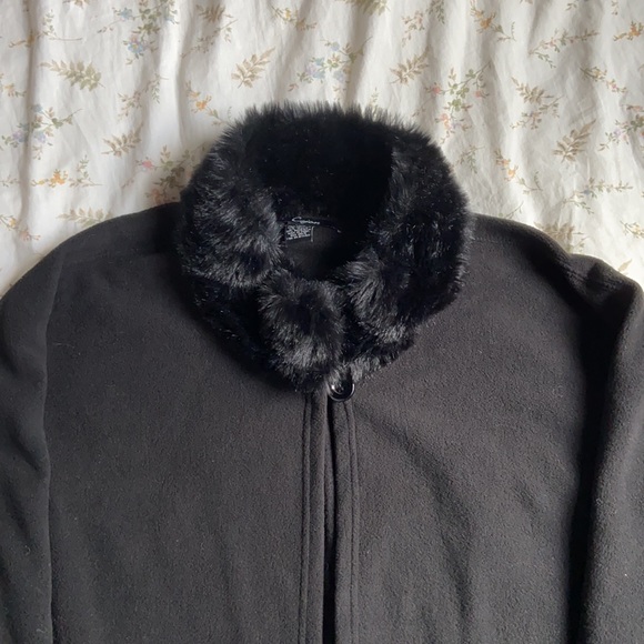 Faux fur trim black coat in great condition size large / extra large - Picture 3 of 8